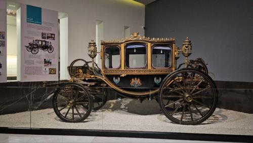 نمایش کالسکه و ارابه های قدیمی در موزه خودرو های تاریخی