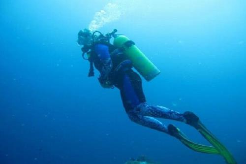 غواصان عمق دریاچه آهنک را پاکسازی می کنند