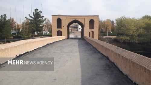 پل باستانی شهرستان در اصفهان آسفالت نشده است