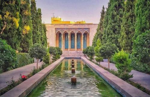 آرامگاه صائب از باغ مقبره صفوی تا خانه ابدی استاد فرشچیان