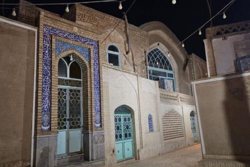 آینه ای که سلام زوار را ازراه دور به امامزاده هلال(ع) می رساند