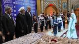 اهدای پرنده صلح و دوستی از طرف كودكان صلح به روحانی