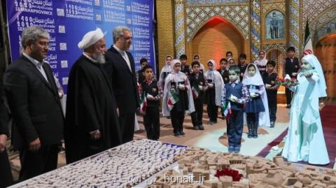 اهدای پرنده صلح و دوستی از طرف كودكان صلح به روحانی